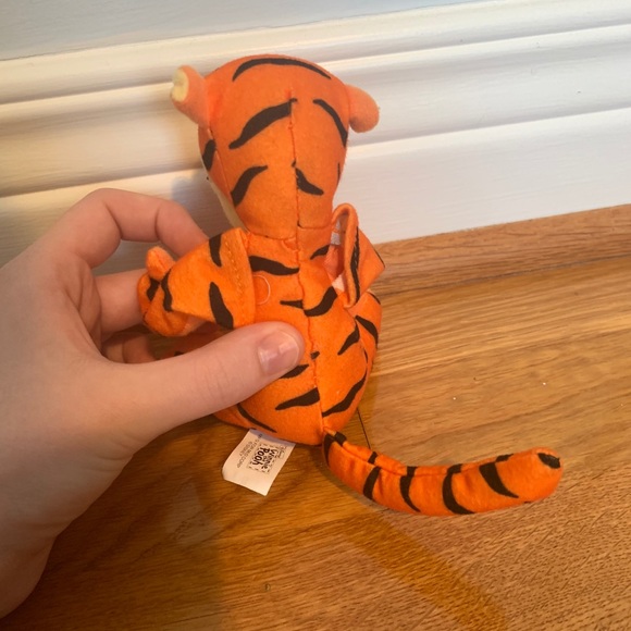 Winnie the Pooh Tigger finger puppet - Picture 2 of 5